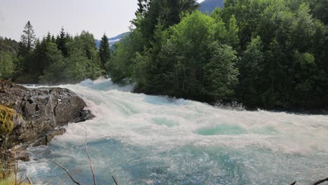 Gebirgsfluss-Schöne-Natur-Norwegen-Natürliche-Landschaft.-Der-Lovatnet-See-(auch-Loenvatnet)-Ist-Ein-See-In-Der-Gemeinde-Stryn-Im-Kreis-Vestland,-Norwegen.